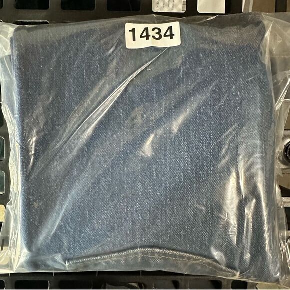 Levi’s Wedgie Blue Raw Hem Ankle Jeans Straight Leg Button Fly Size‎ 26 - Picture 9 of 9